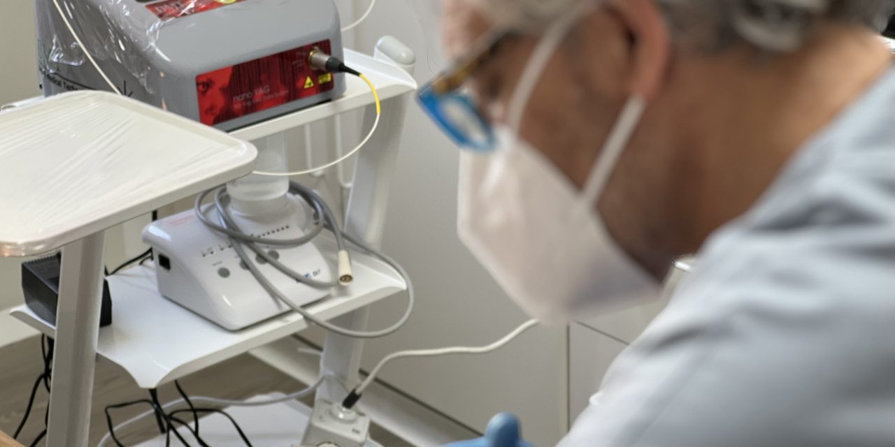 Morder las uñas puede afectar a tu salud bucodental